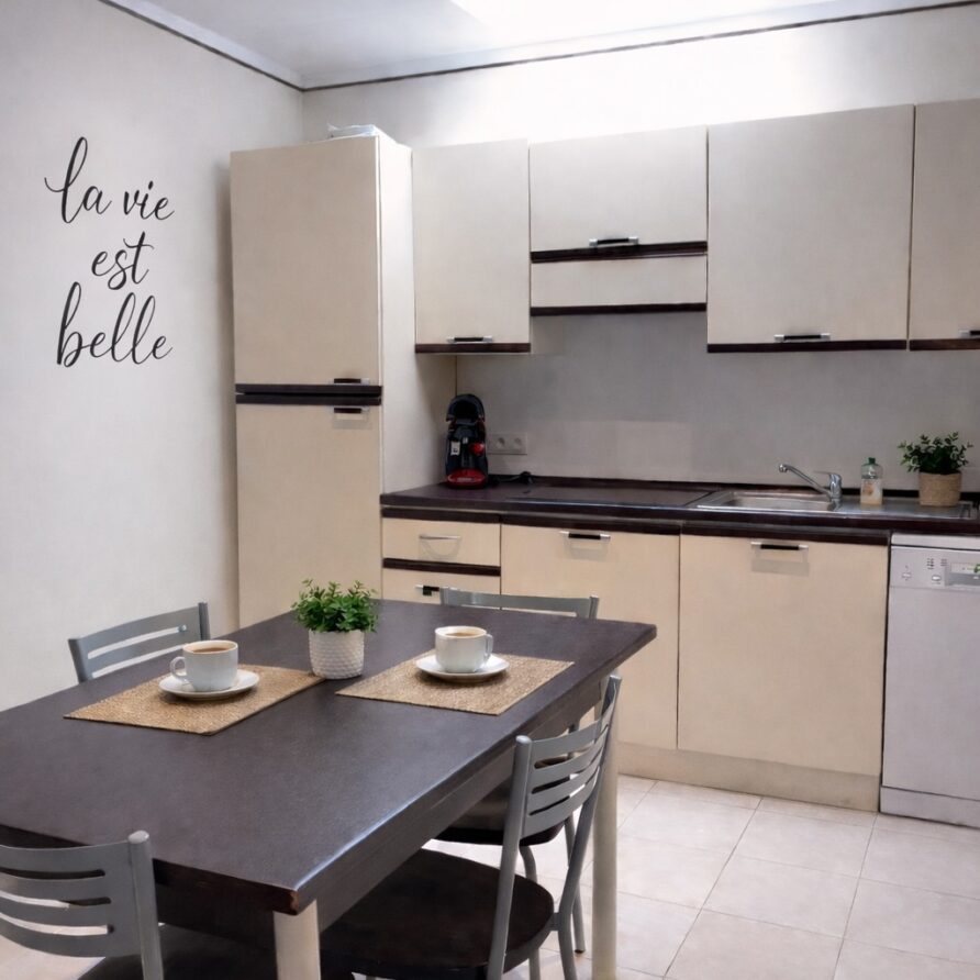 Coin repas et cuisine dans mini villa à Favone proche Solenzara en Corse